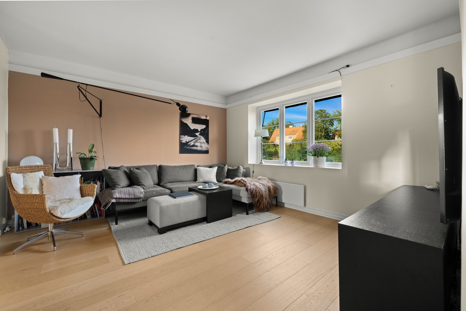 En flott stue med god plass til en romslig salonggruppe og tv på veggen. Store åpninger mellom rommene, luftig takhøyde i hele etasjen (2,66 meter) og store vinduer mot sydøst gir rommet mye volum. Galleribilde