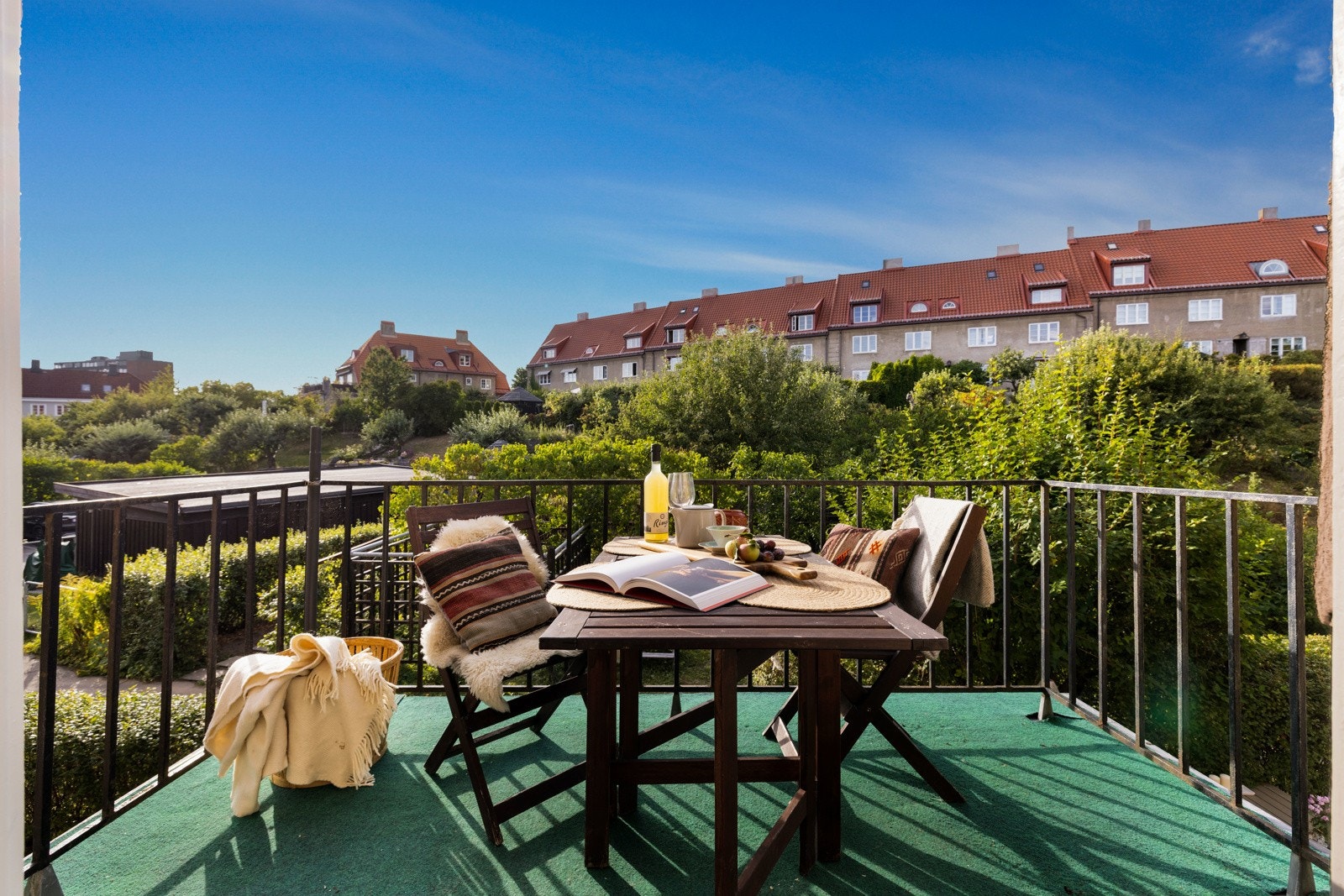 I trappeoppgangen i Moltke Moes vei 5 bor det 4 familier som deler en koselig felles balkong som vender mot nordvest, inn mot det frodige bakgårdsområde med hager og interne stikkveier. Her kan man nyte kaffen i sola på ettermiddag og kveld! Galleribilde