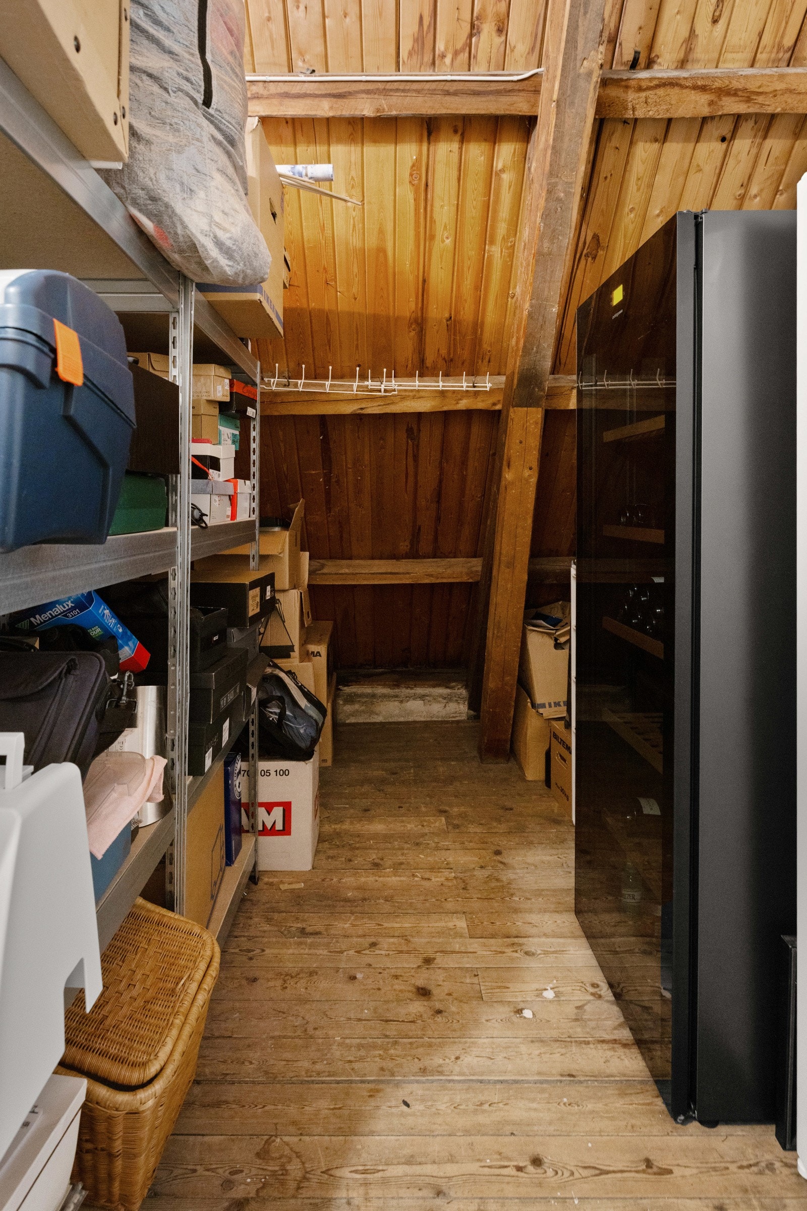 Stor bod i 3.etasje. Det foreligger en utgått rammetillatelse (fra 2016) for utbygging av innvendige boder (3.etasje), samt hems (over 3.etasje), herunder etablering av bad i leilighetens 3.etg Galleribilde