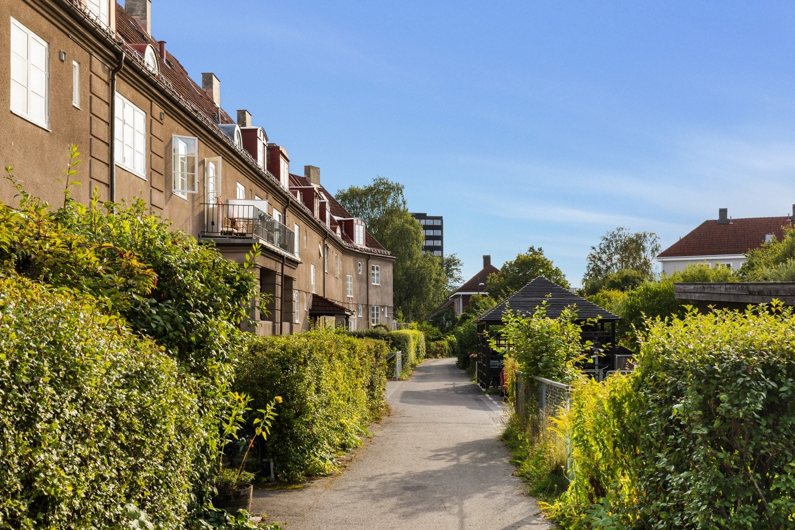 Arkitekturen i Ullevål hageby er inspirert av engelske hagebyer. Det er en romantisk arkitektur i nybarokk stil, kjennetegnet av smårutede vinduer, og pusset mur kombinert med treverk. Galleribilde