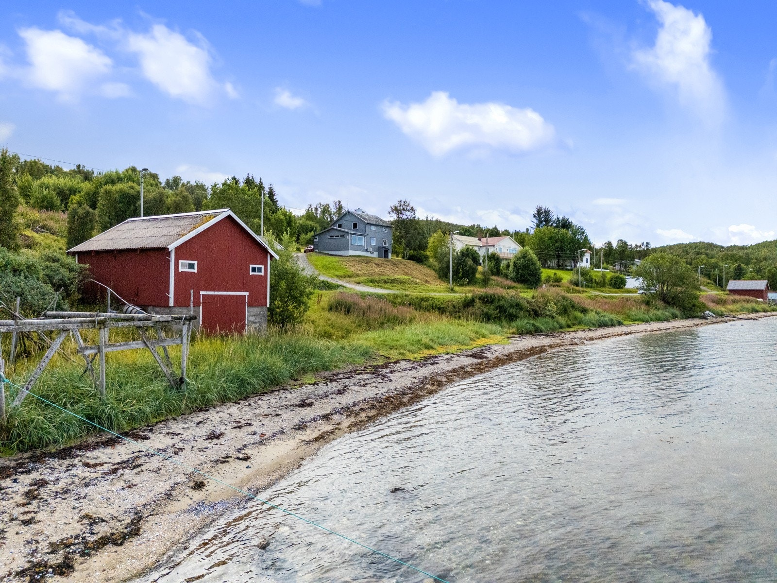 Stor landbrukseiendom med idyllisk beliggenhet, nydelig utsikt og strandlinje.