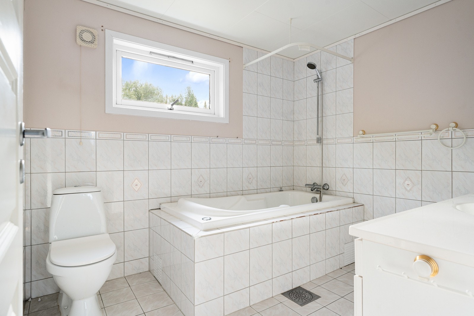 Stort baderom med badekar og dusj.