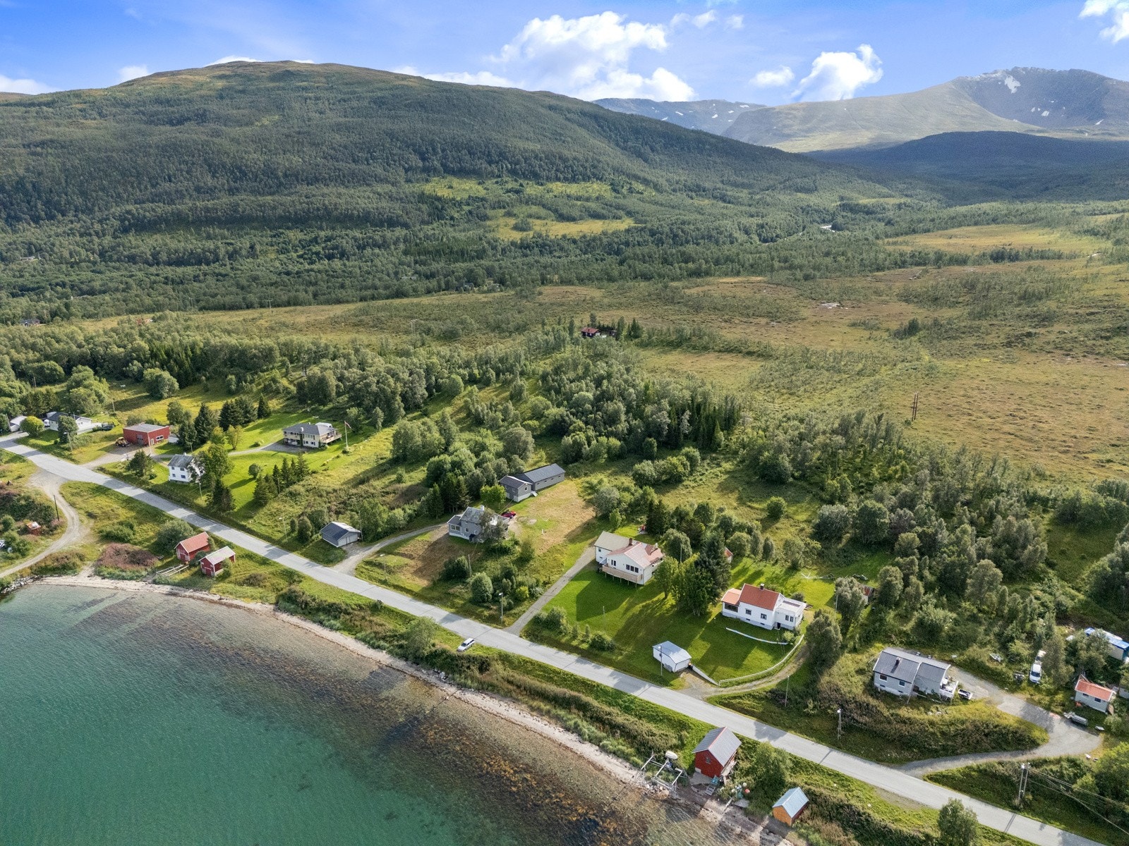 Dronefoto over eiendommen.