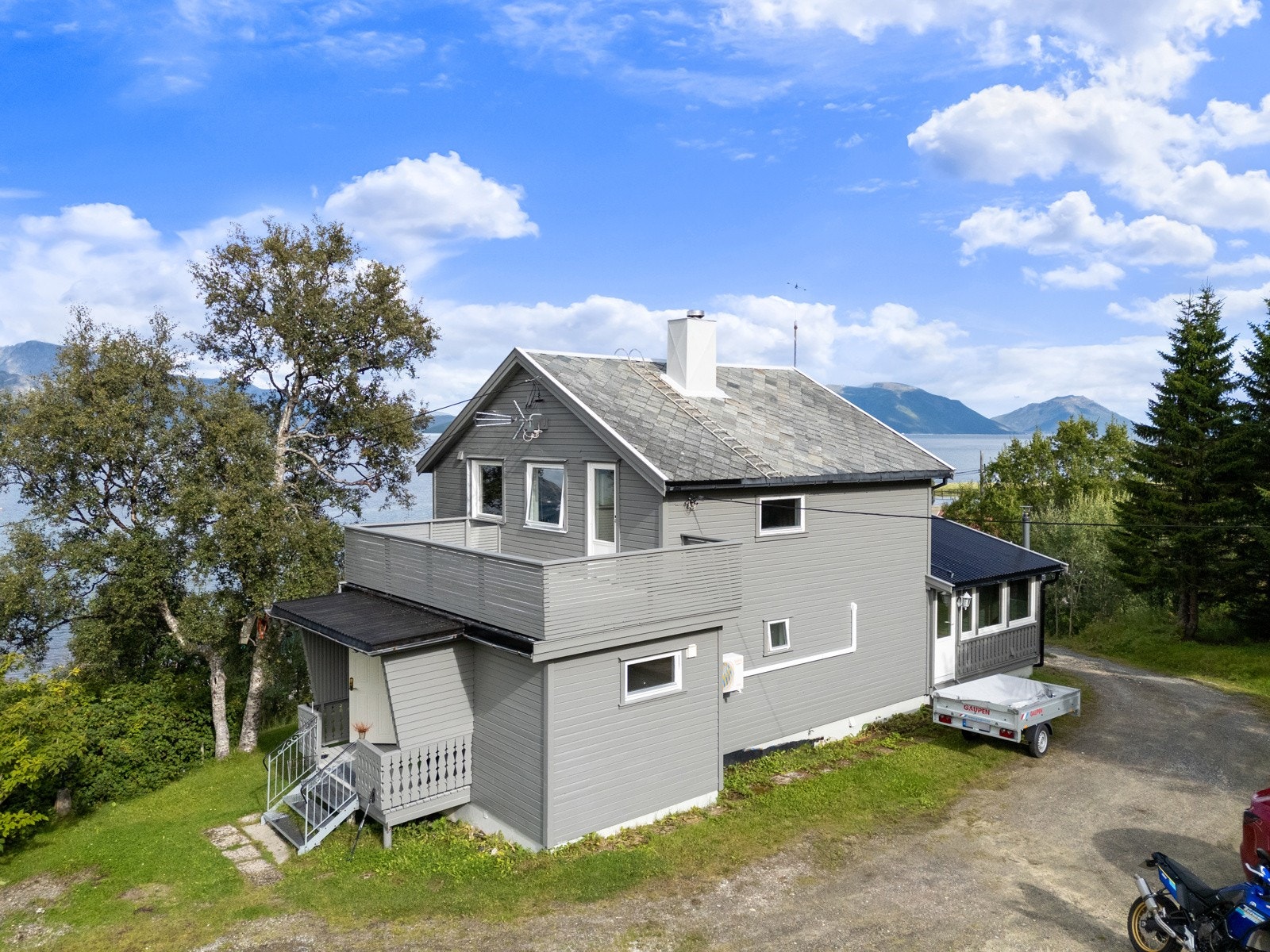 Boligen ligger på en høyde med fantastisk utsikt over Grøtsundet og fjellene på Ringvassøya.