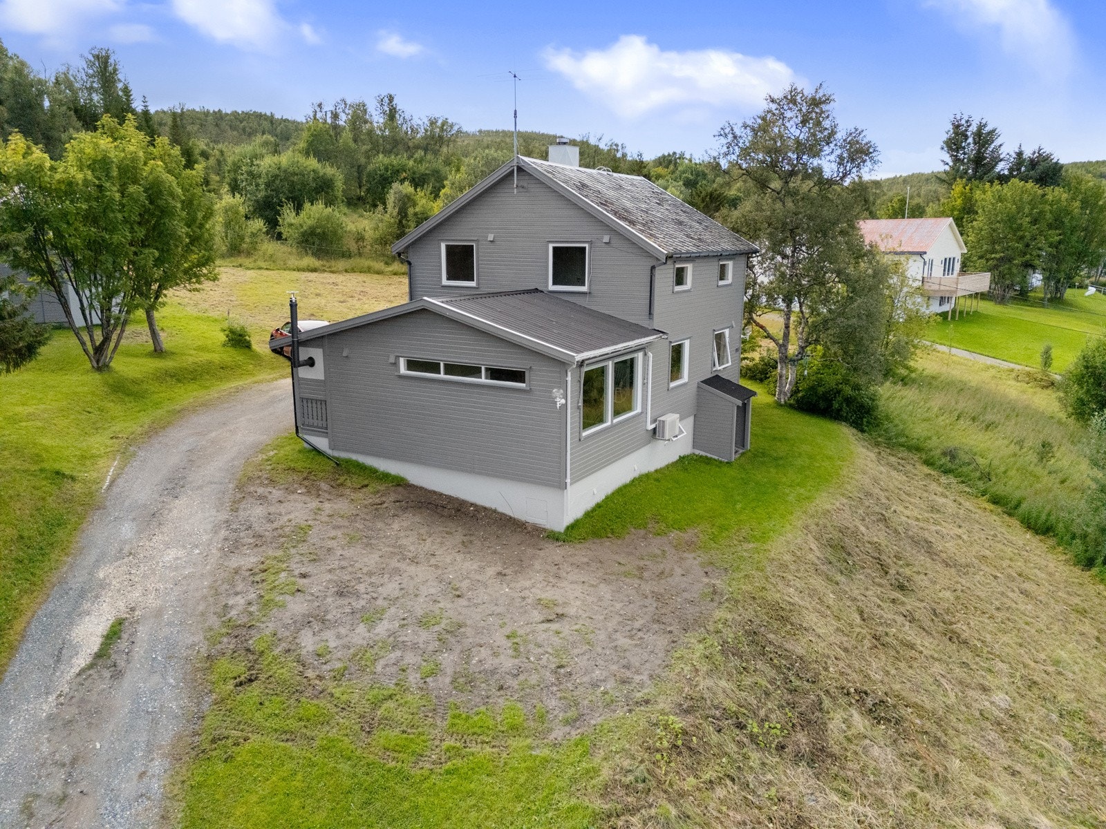 Vestvendt altan på ca. 18 kvm med utgang fra loft.