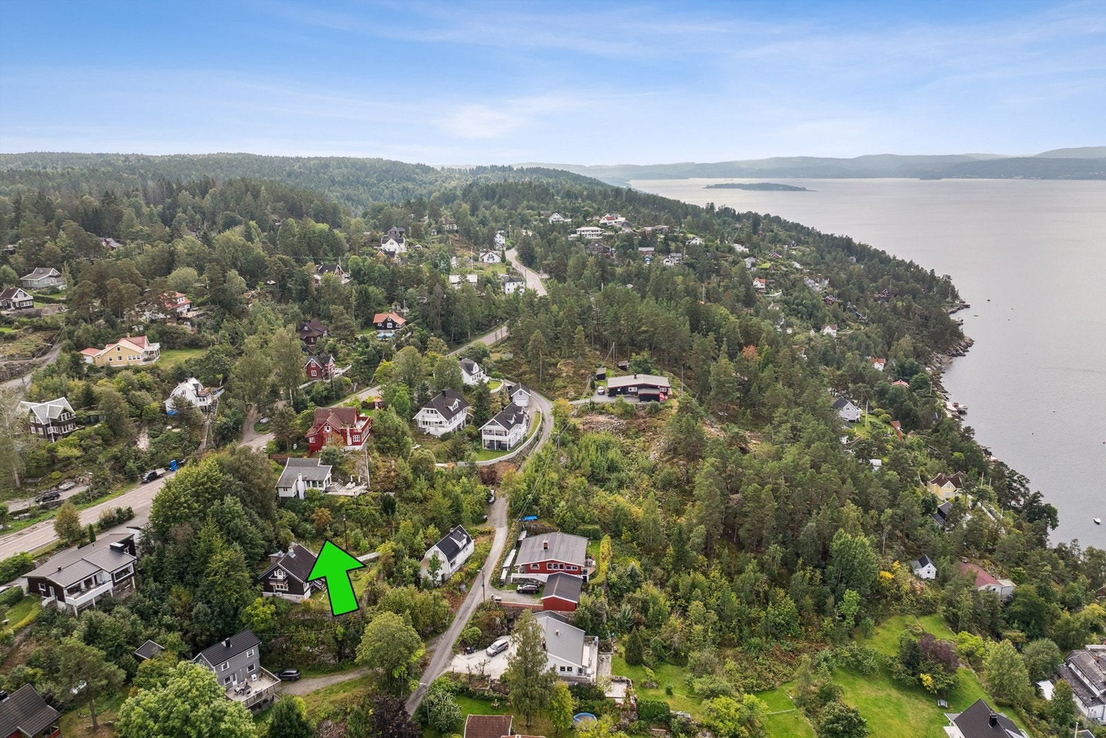 Kort gangavstand til bl.a dagligvareforretning, frisør, bussholdeplass, brygge og flott badestrand med stupetårn. Galleribilde