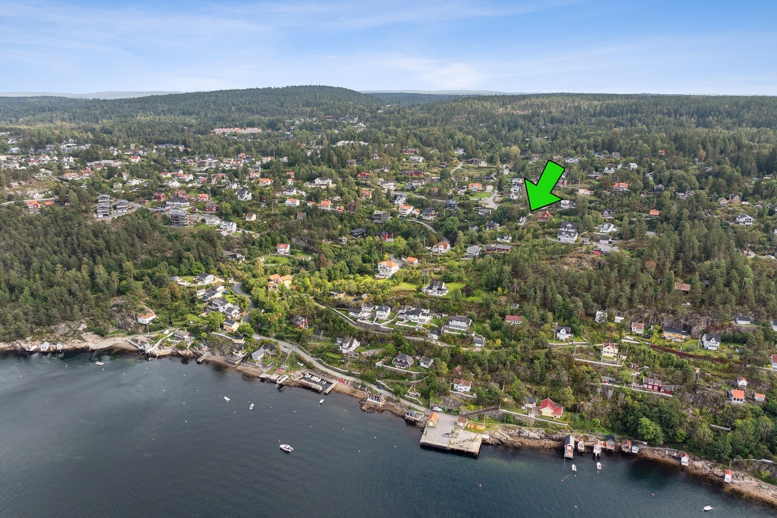 Fritidsboligen ligger vestvendt i et landlig og idyllisk området. Kort vei til både skog, sjø og Fjellstrand sentrum. En idyllisk get-away året rundt! Galleribilde