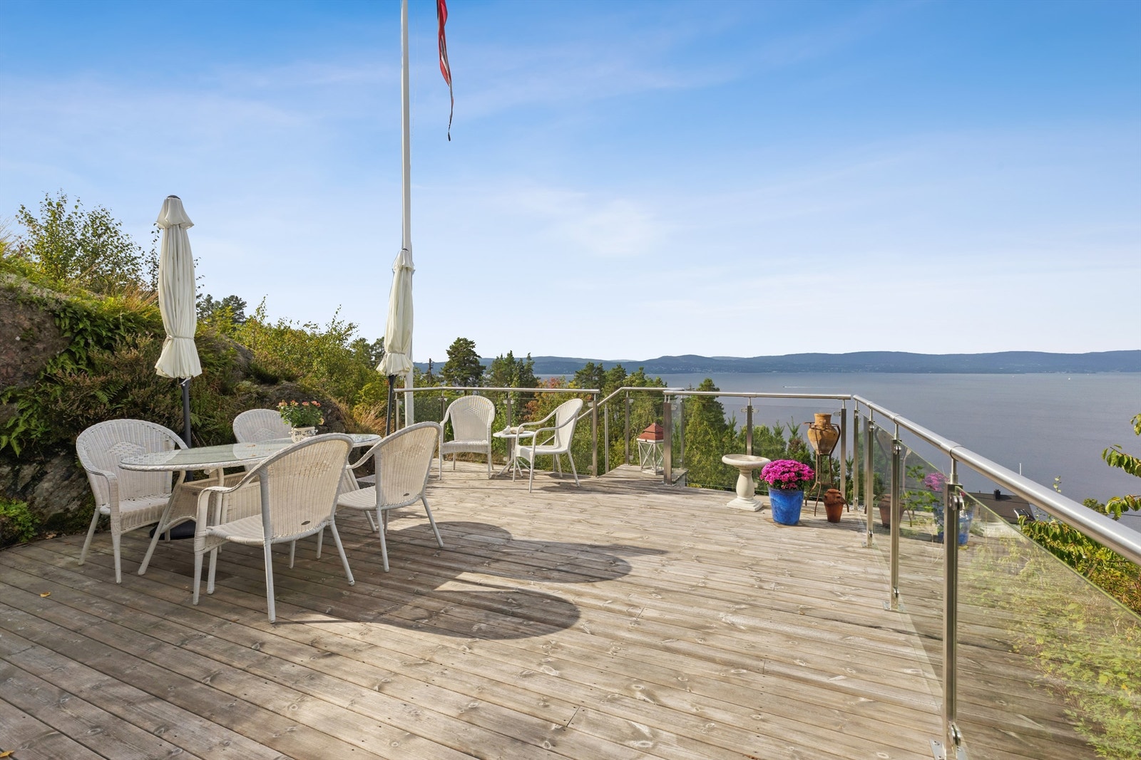 Adkomst fra stuen til usjenert og høytliggende terrasse på 42 kvm. Perfekt for grillkvelder og utemiddager. Galleribilde