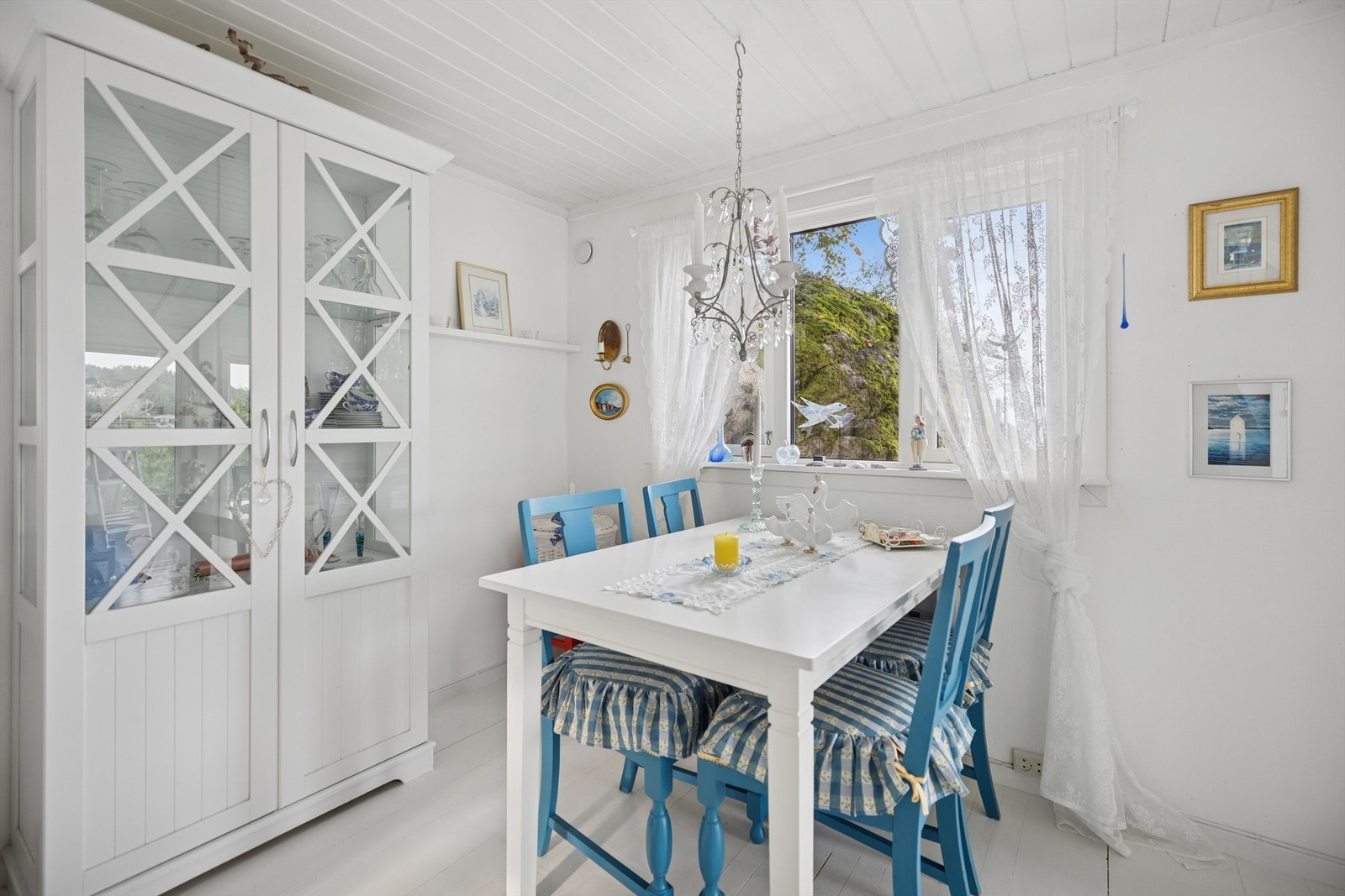 Et samlende spisekrok egnet for både late morgener og lange spillkvelder. God skapplass til kjøkkenserviset! Galleribilde