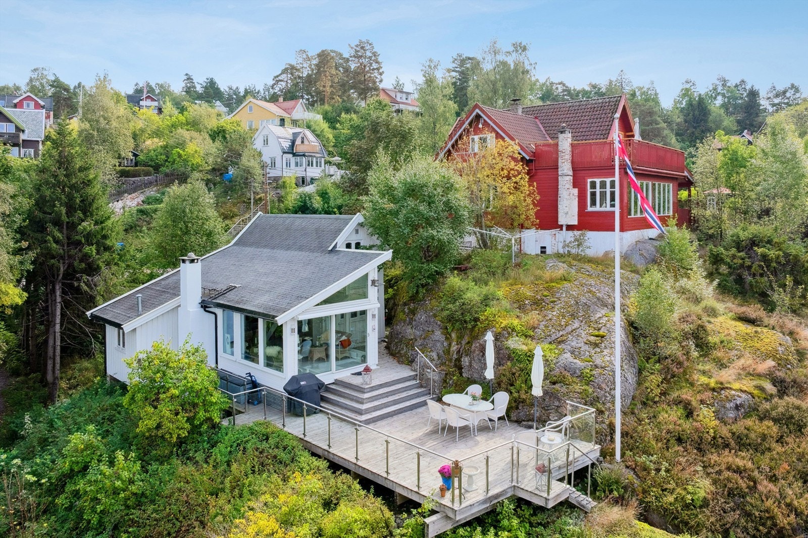Eiendommen er vestvendt, høytliggende og usjenert med stor terrasse og fantastisk fjordutsikt. Galleribilde