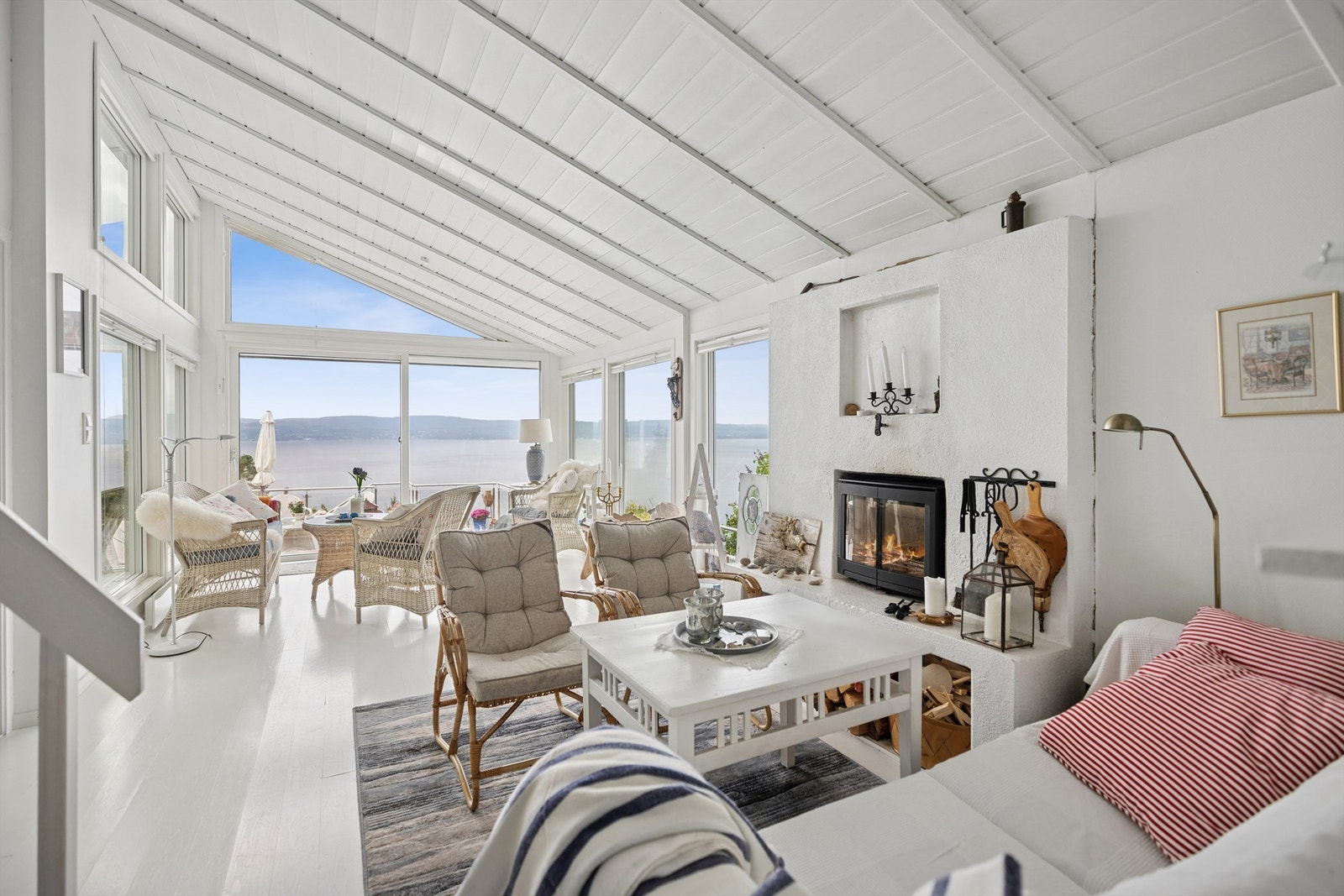 En eventyrlig fritidsbolig på vakre Fjellstrand med utsikt over Oslofjorden. Galleribilde