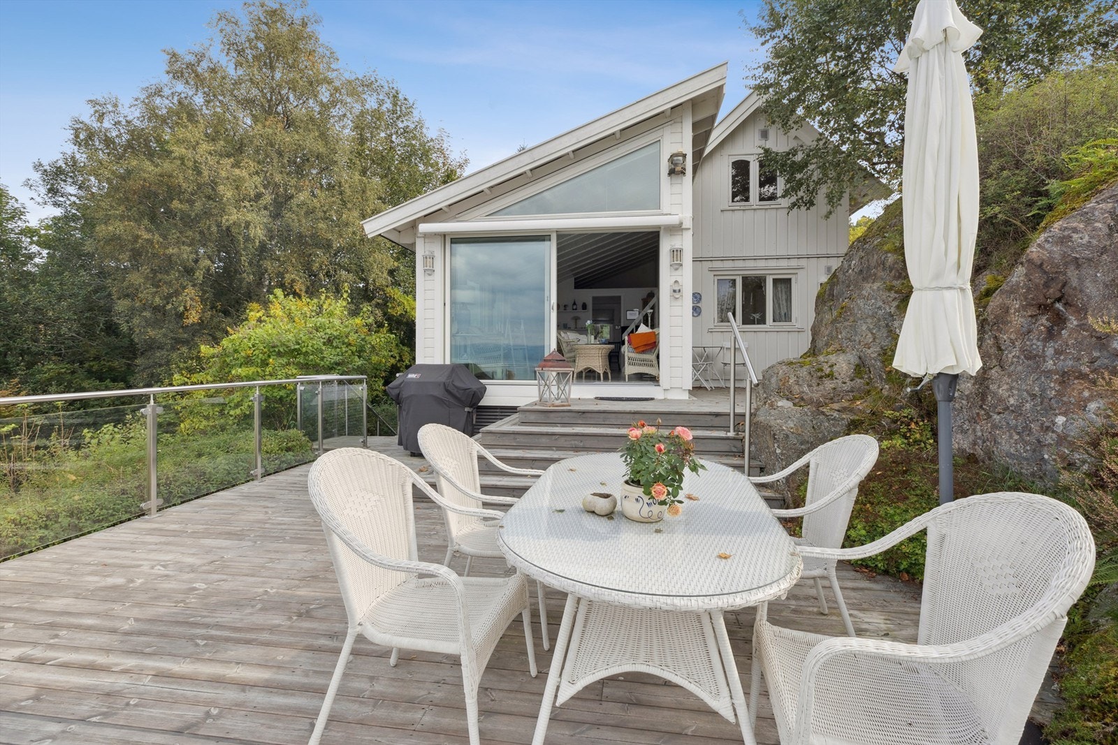 Den store, usjenerte terrassen har rekkverk med glass for optimal utnyttelse av utsikten og naturen. Galleribilde