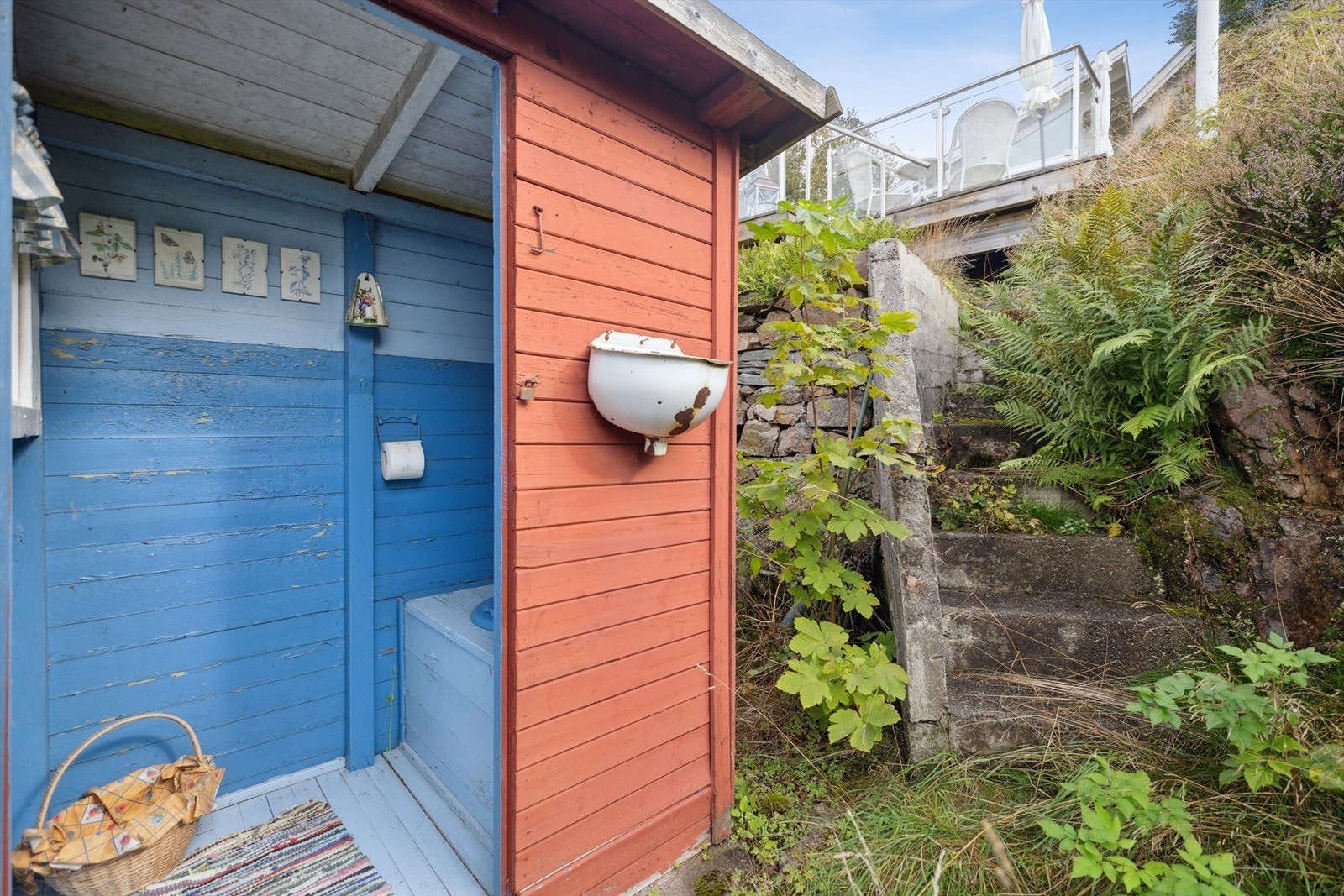 Funksjonell frittstående utedo på 1 kvm. Fritidsboligen har også eget bad med wc. Galleribilde