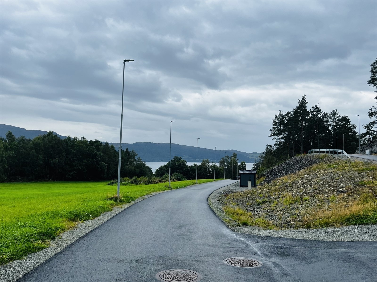 Adkomstveg til tomten. Galleribilde