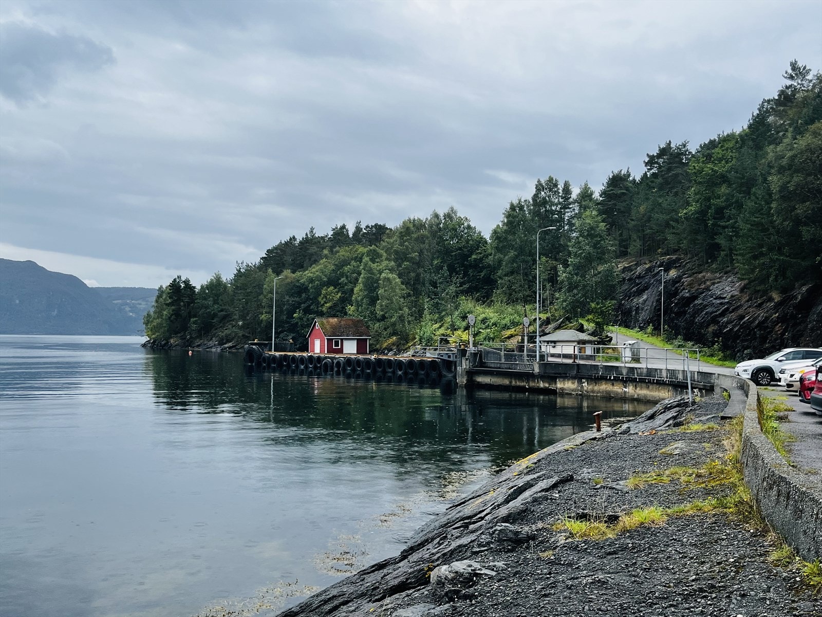 Jelsa hurtigbåtkai ligger cirka 10 minutter gange fra tomten. Galleribilde