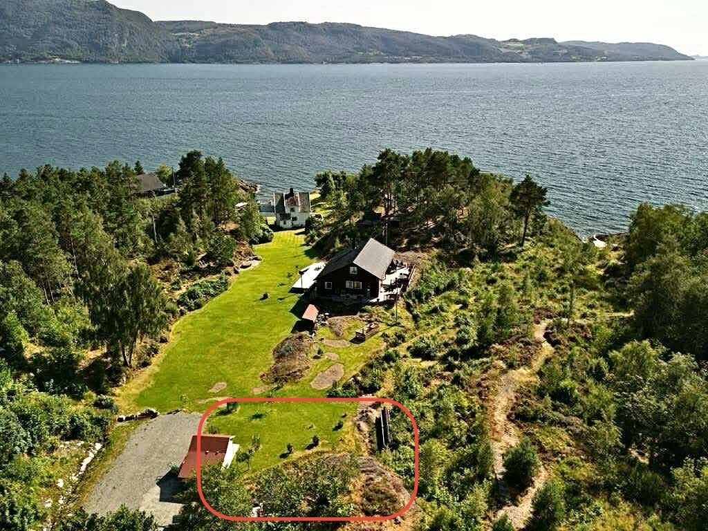 Tomta ligger 100 meter fra sjøen med utsikt og gode solforhold. Galleribilde