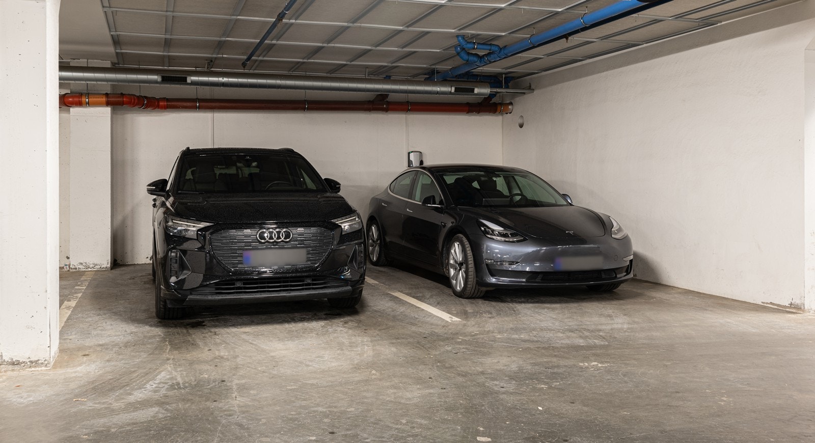 Leiligheten disponerer en ekstra bred garasjeplass (19 m²) med nr. 150 og Salto ladeboks Galleribilde