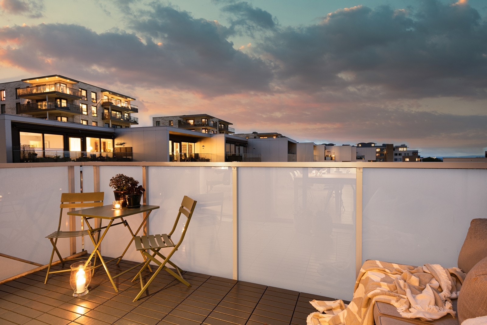 Fra stuen er det utgang til en solrik balkong på 8 m². Her ligger alt til rette for trivsel! Galleribilde