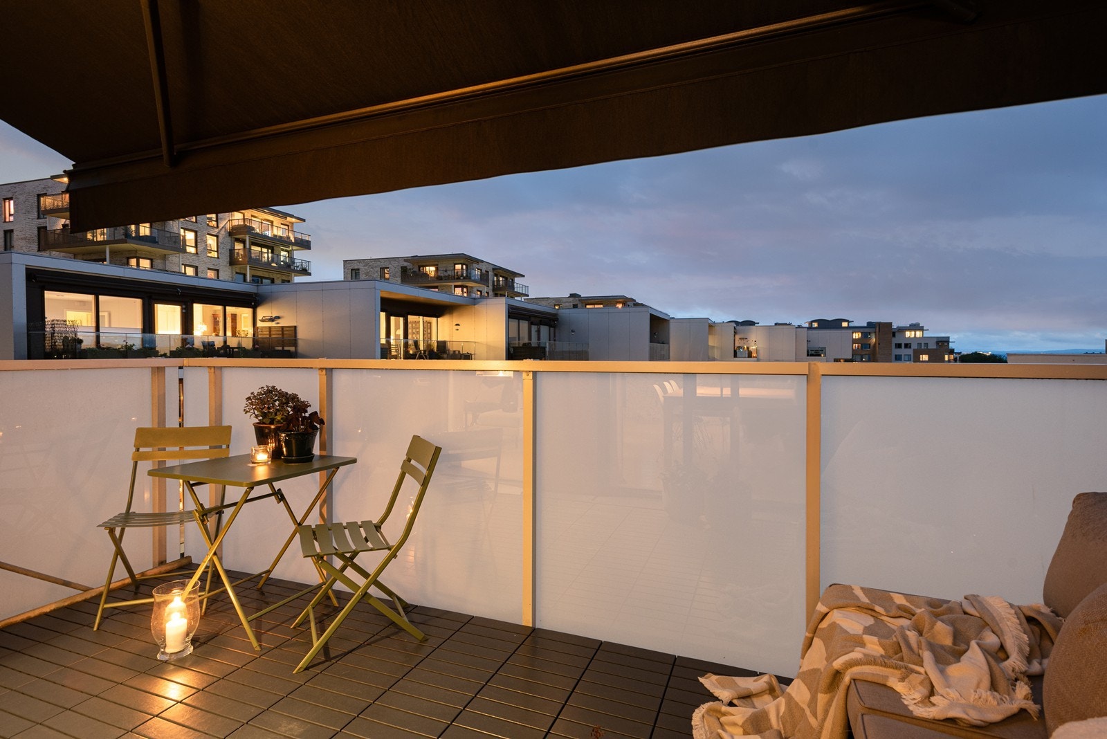 På balkongen er det installert varmelampe og markise Galleribilde