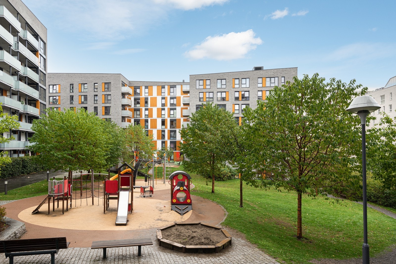 Flotte fellesarealer med sittegrupper, beplantning og lekeplass Galleribilde