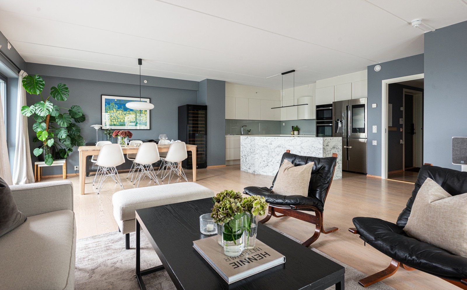 Det er gjennomgående smakfulle farge- og materialvalg, samt en planløsning som byr på flere møbleringsmuligheter Galleribilde