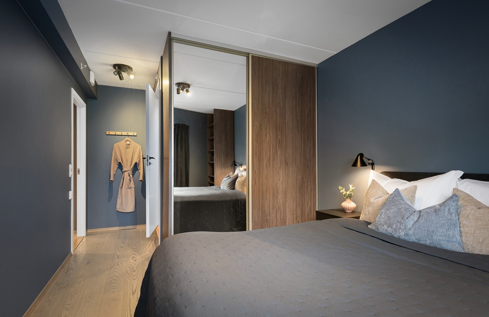 Det er godt med skapplass i skyvedørsgarderoben Galleribilde