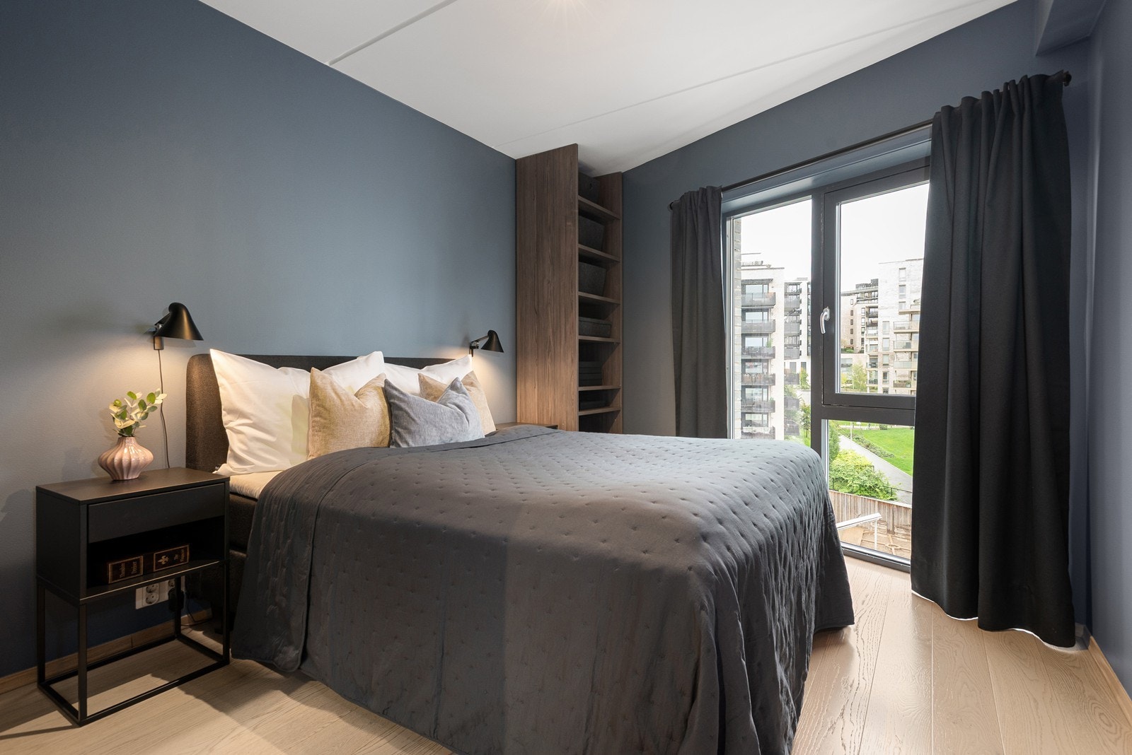 Lyst og romslig hovedsoverom med god plass til dobbeltseng og øvrige møbler Galleribilde