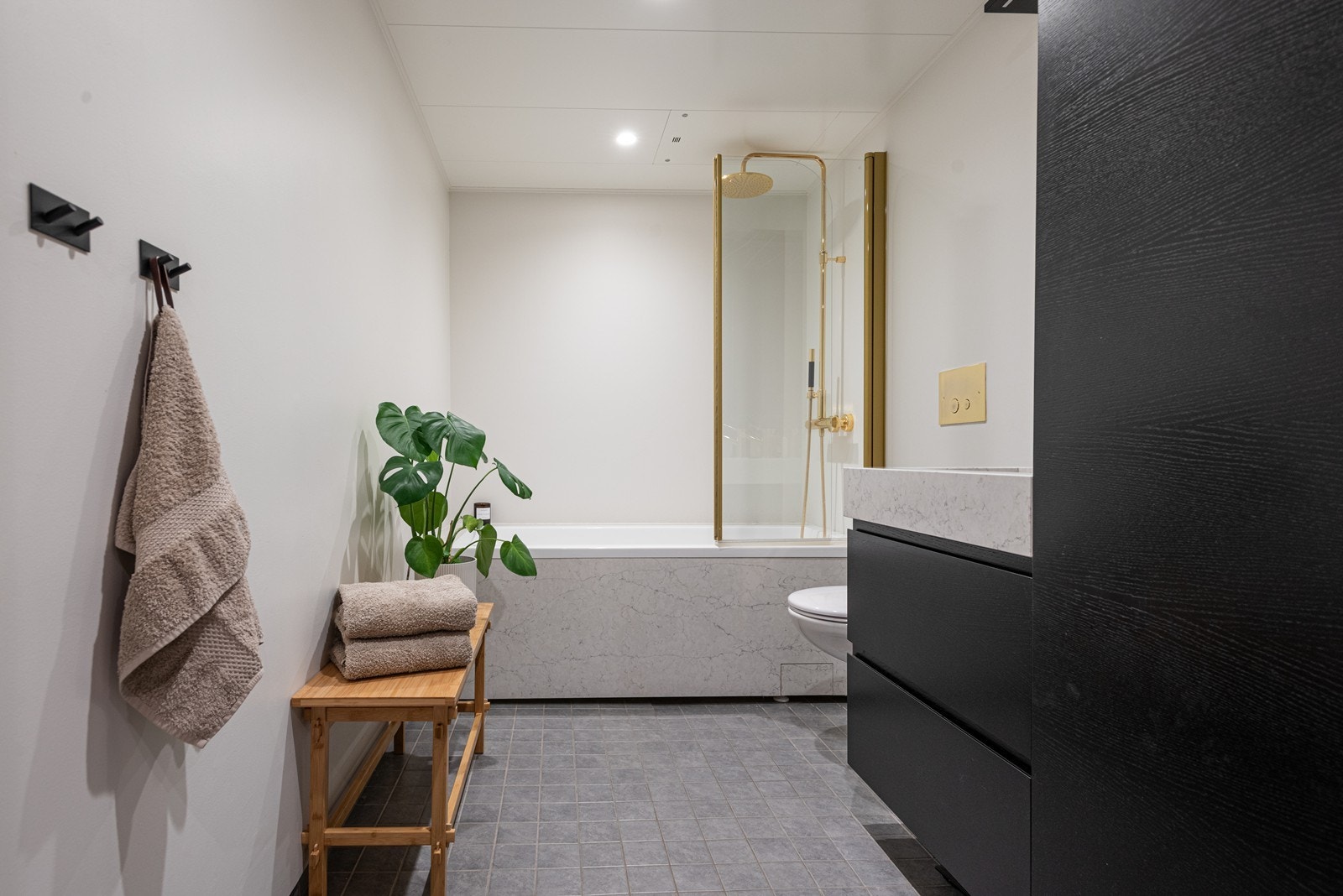 Delikat baderom med innfelt downlights i himling og vannbåren gulvvarme Galleribilde