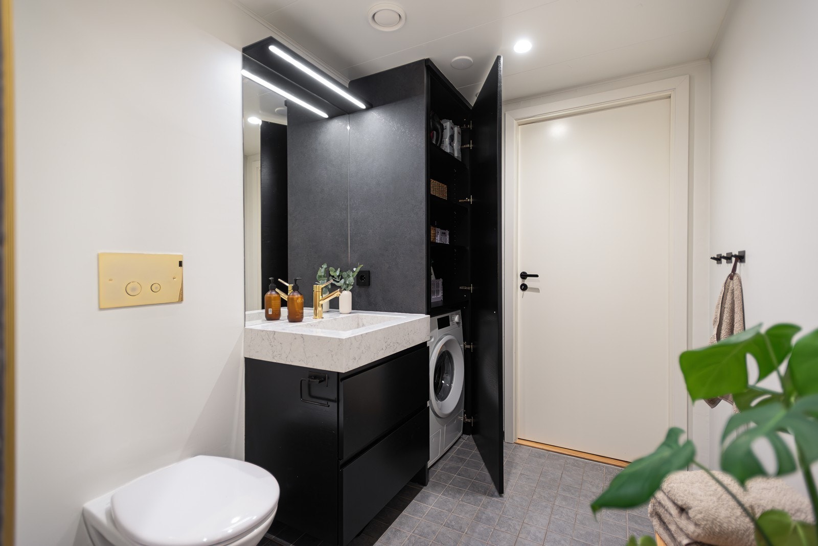 I høyskapet er det opplegg for vaskemaskin Galleribilde