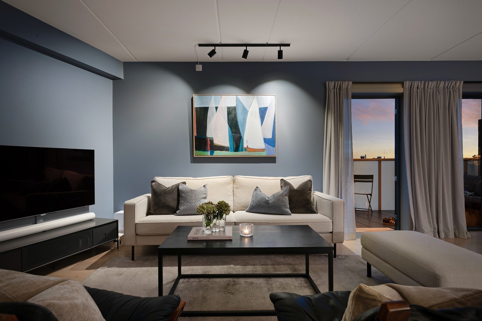 Hyggelig sofakrok med god plass til sofa, stuebord og annet tilhørende møblement Galleribilde