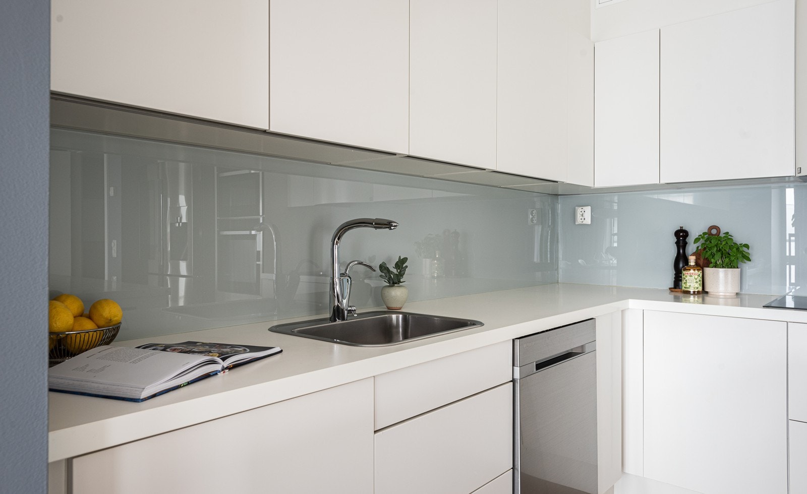 Moderne kjøkkeninnredning fra HTH bestående av matte, glatte fronter og pushopen skuffer Galleribilde