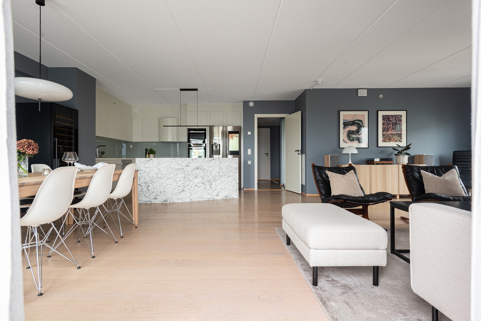 Flott enstavs eikeparkett på gulv og vannbåren gulvvarme i alle rom Galleribilde