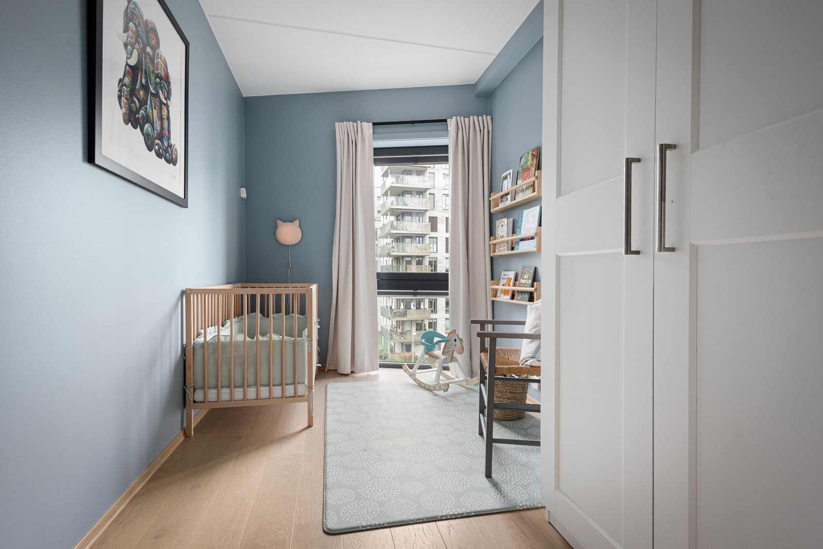 Soverom 3 - Rommet egner seg perfekt som barnerom, gjesterom eller hjemmekontor, avhengig av behov og ønsker Galleribilde