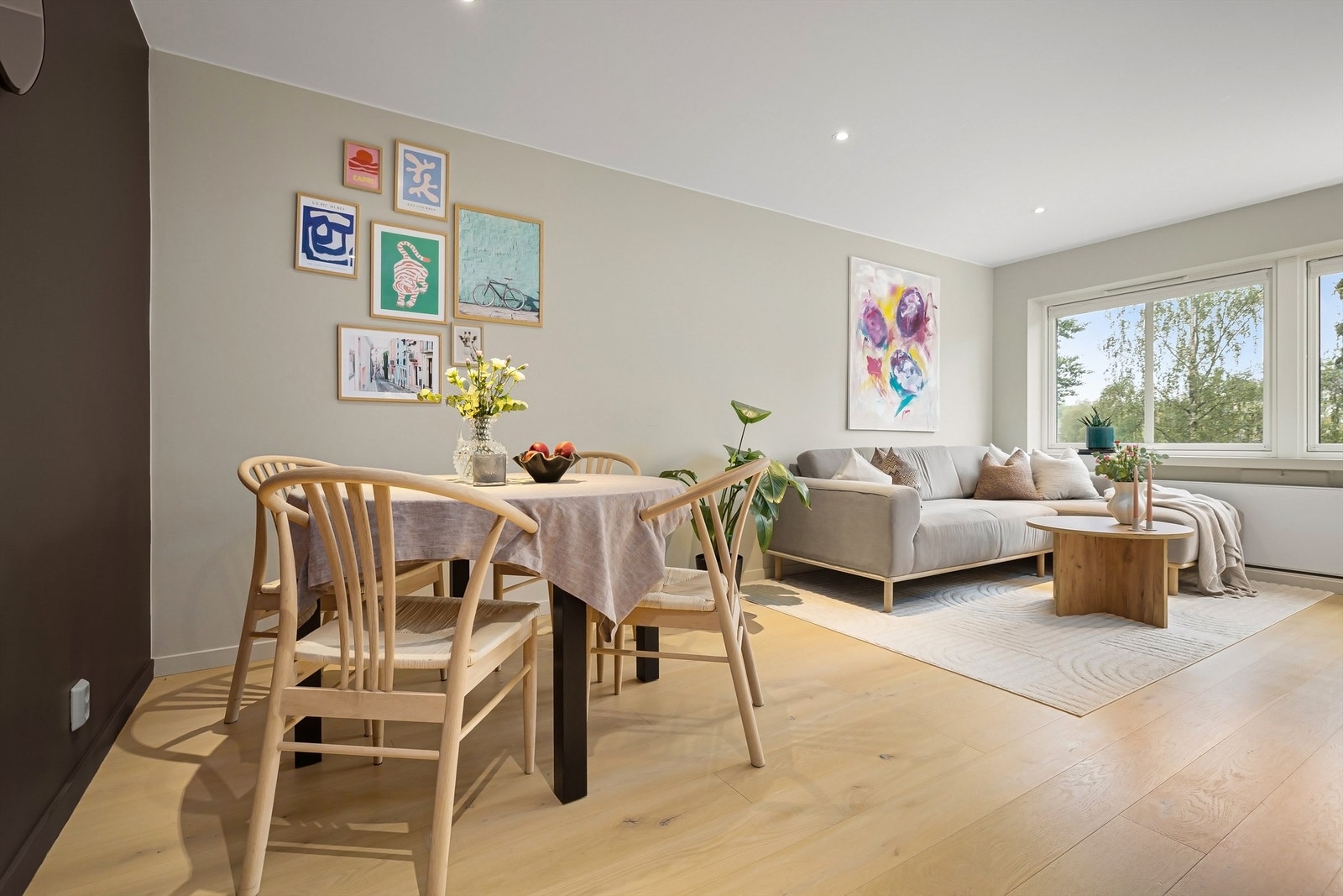 Veggflatene er malt i lune toner, hvor dør og karmer er malt i samme farge og på gulvet er det moderne, enstavs eikeparkett Galleribilde