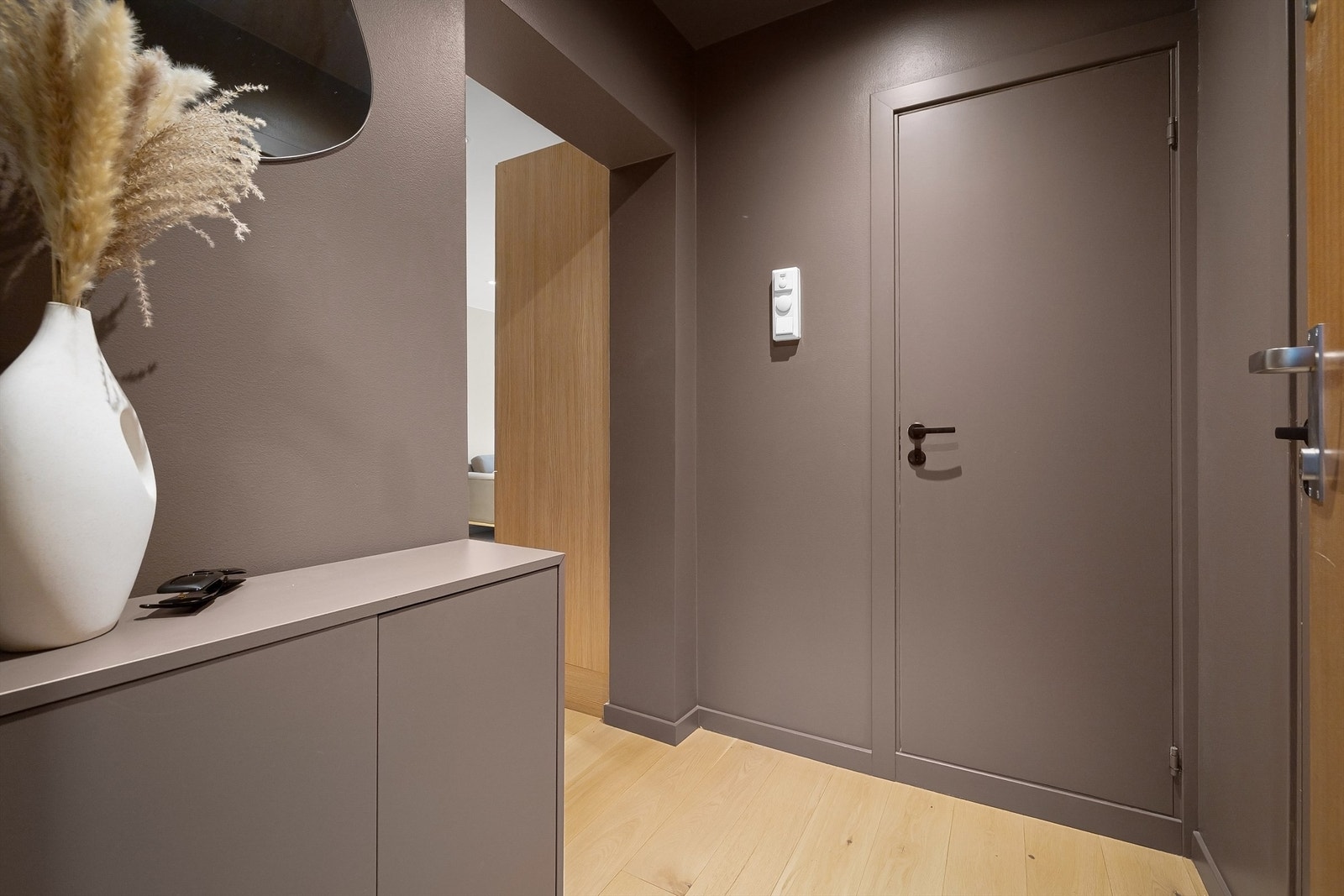 Her er vegg- og himlingsflater malt i samme farge som gir den god romfølelse Galleribilde