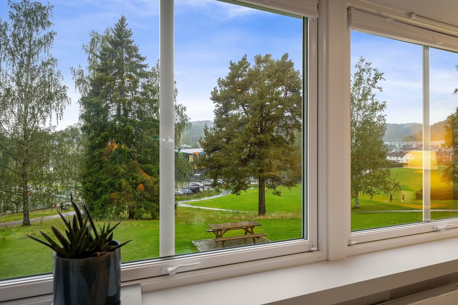 Borettslaget ligger i markagrensen og er omringet av store grøntareal med fotballbaner, lekeparker, ski/-turløyper, slalåmbakke, skøytebane og badedam Galleribilde