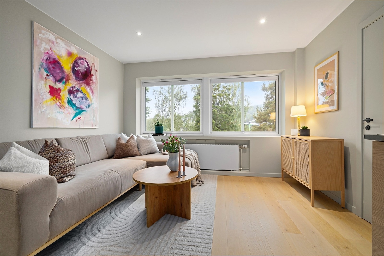 Flott og romslig 2-roms leilighet i byggets 1. etasje med en lys og helhetlig planløsning Galleribilde