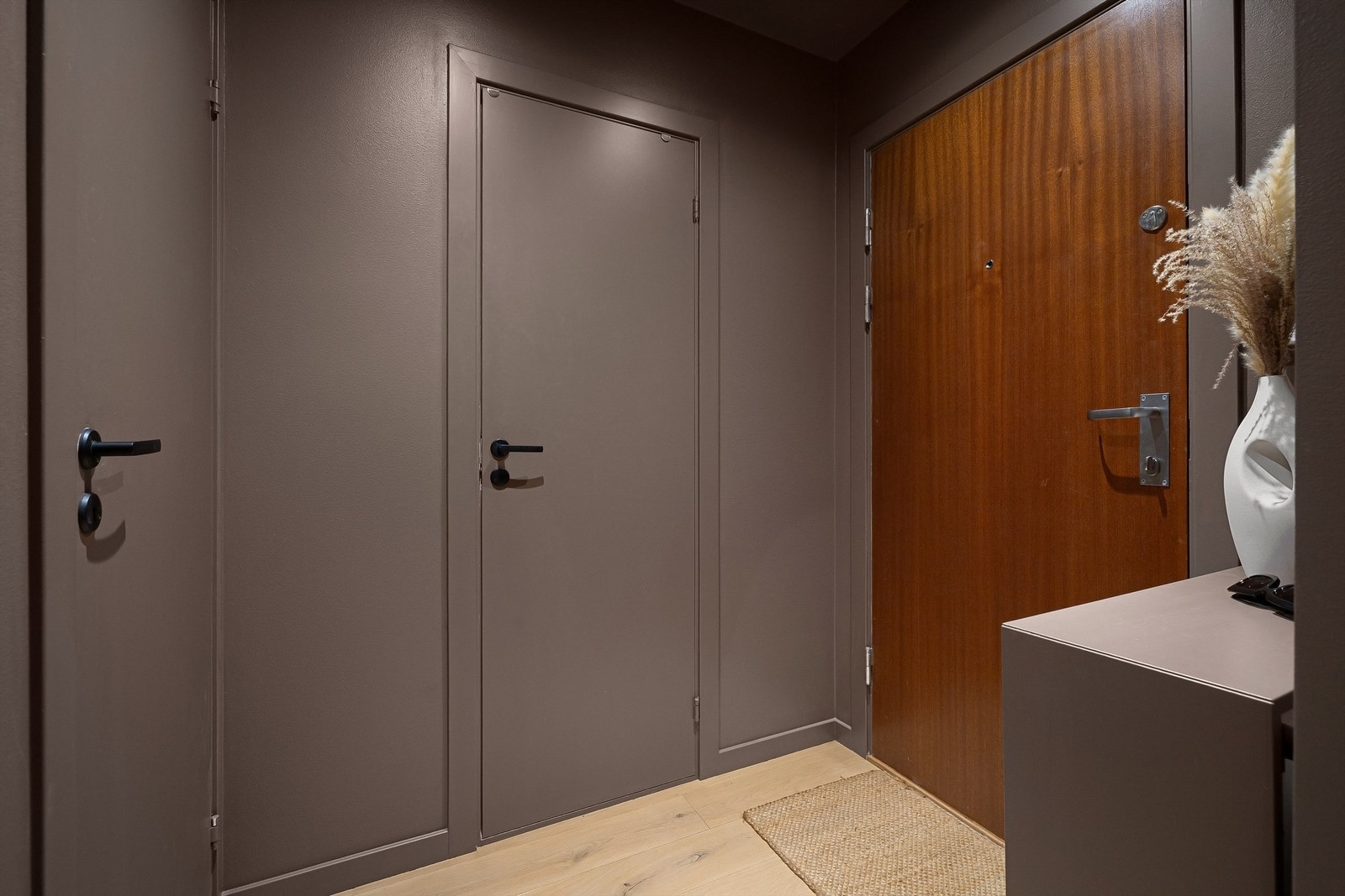 Direkte adkomst til innvendig bod som gir godt med oppbevaringsplass til alt man måtte ønske å "gjemme unna" Galleribilde