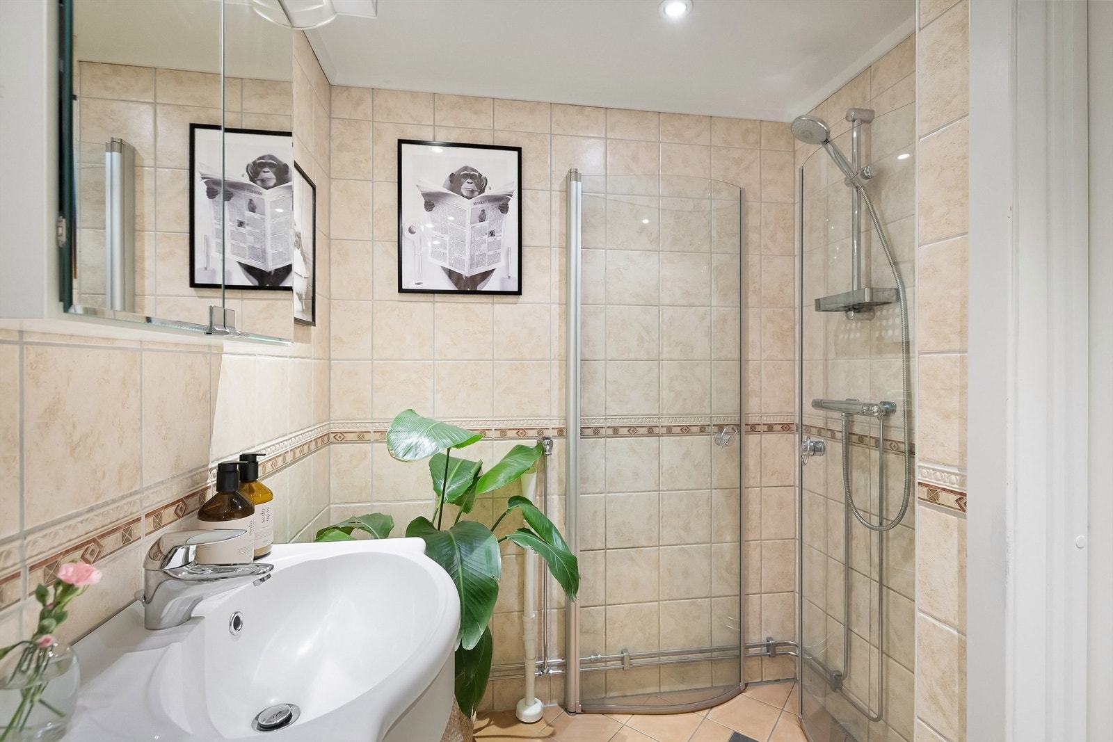 Fra entreen er det direkte adkomst til et flislagt baderom med varme i gulv og opplegg for vaskemaskin Galleribilde