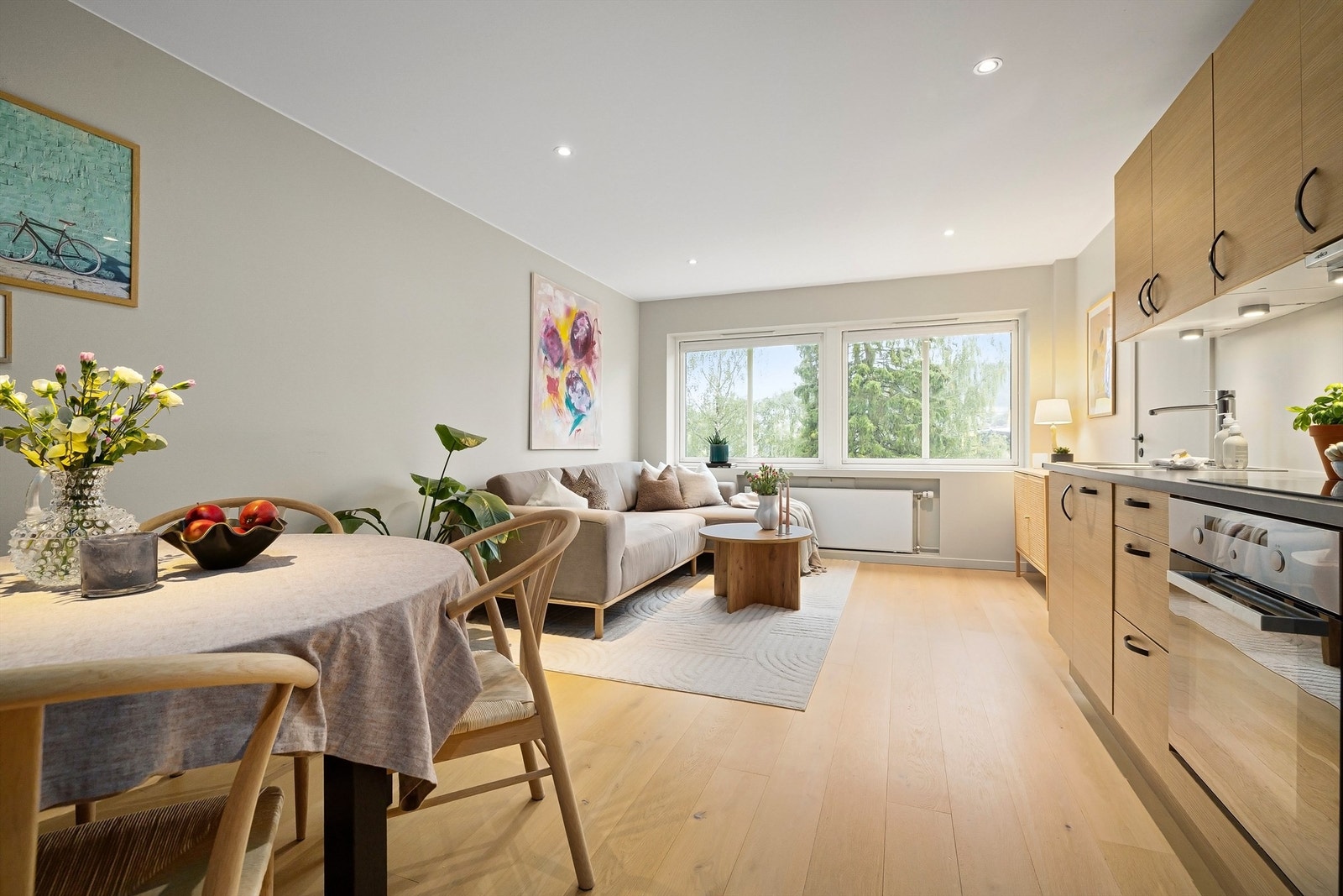 Downlights i himling som gir et lunt lys i stuen Galleribilde