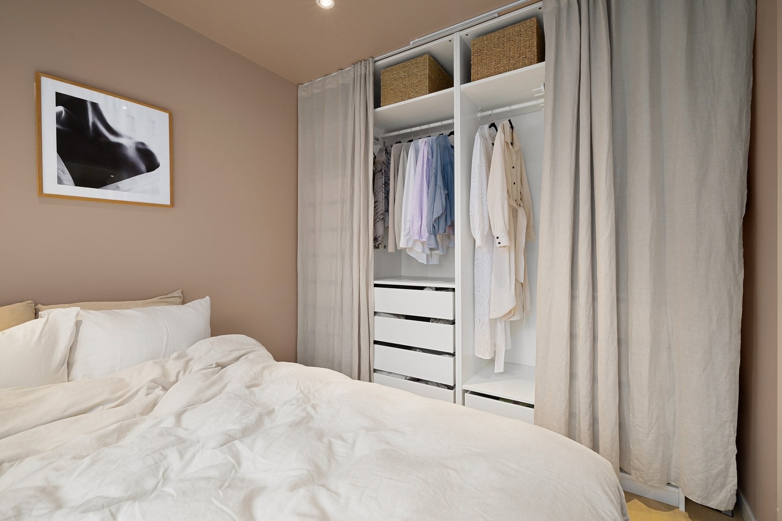 Godt med lagringsplass i åpen garderobeløsning (skap medfølger ikke) Galleribilde