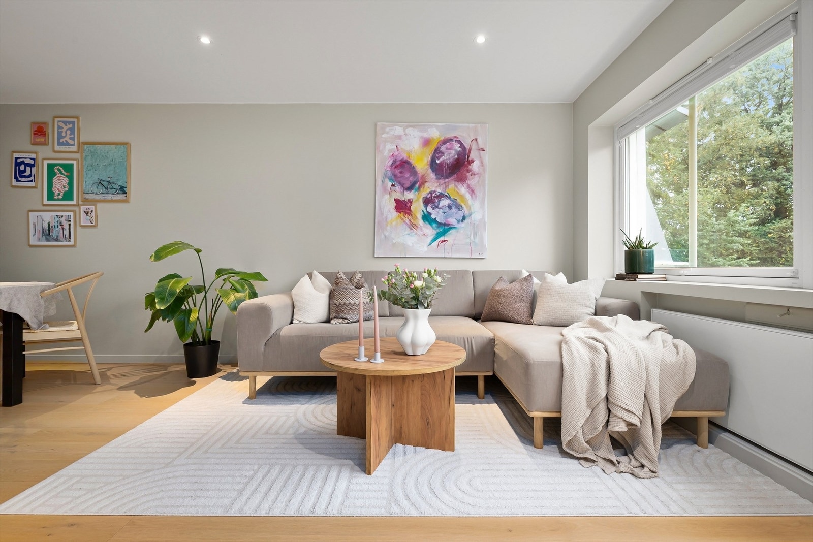 Her er det god plass til stuemøblement som en sofa med tilhørende salongbord og tv-seksjon Galleribilde