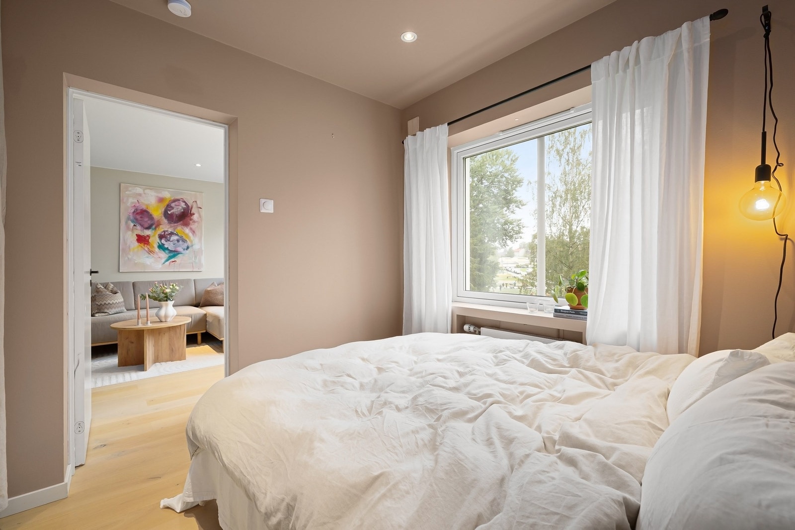 Vegg- og himlingsflater er malt i samme, lune tone som skaper en god atmosfære å sove i - downlights i himling Galleribilde