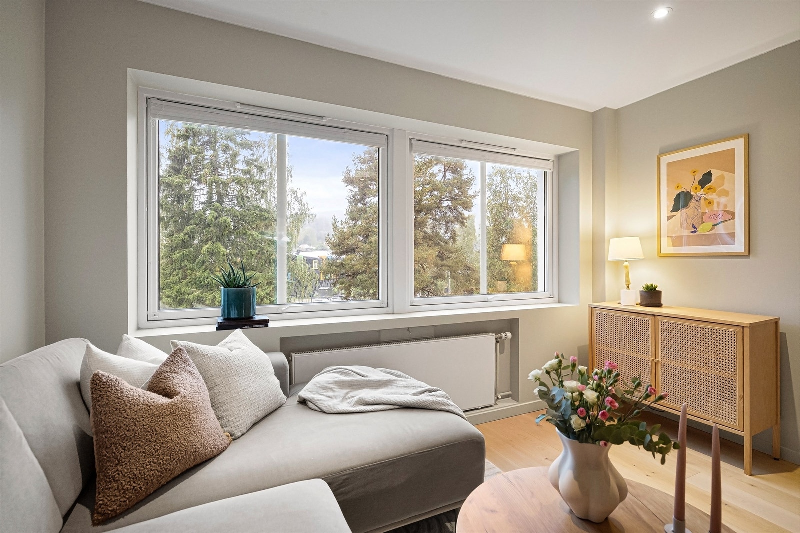 Svært god intern beliggenhet med lite innsyn og hyggelig utsikt over frodige fellesarealer Galleribilde