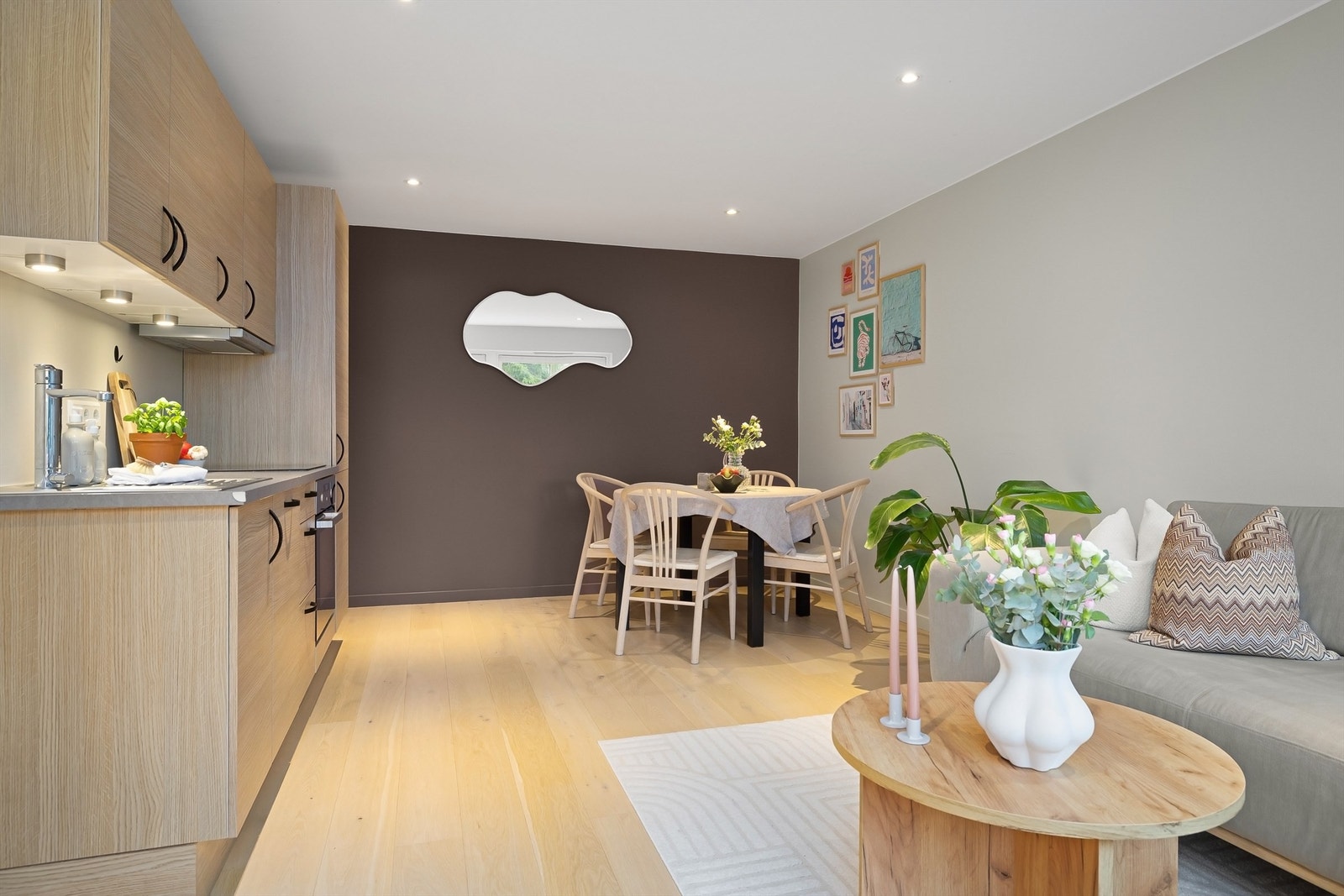 I fin tilknytning til både stue og kjøkken er det også plass til et spisebord Galleribilde