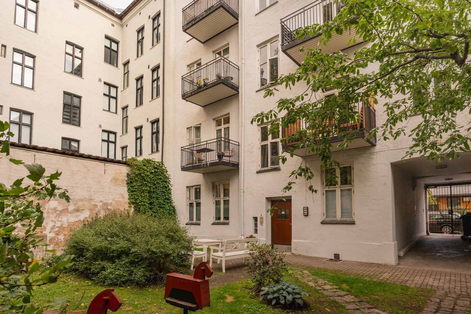 Bakgården er lukket og koselig. Galleribilde
