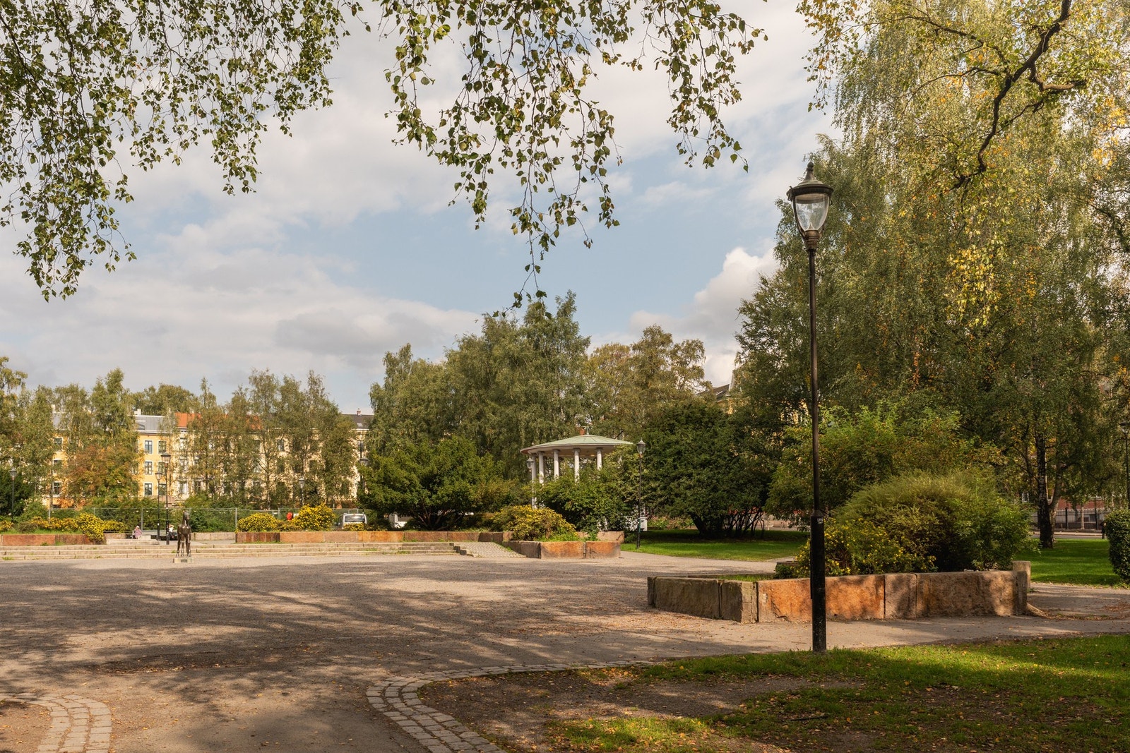 Her bor man i hjertet av Grünerløkka, i et rolig område med nærhet til idylliske parker og et godt kollektivtilbud. Galleribilde