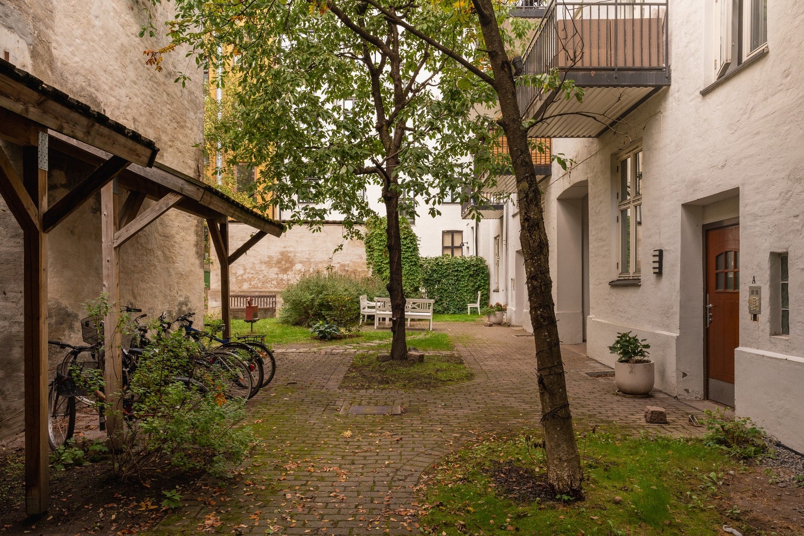 I bakgården er det sykkelparkering. Galleribilde