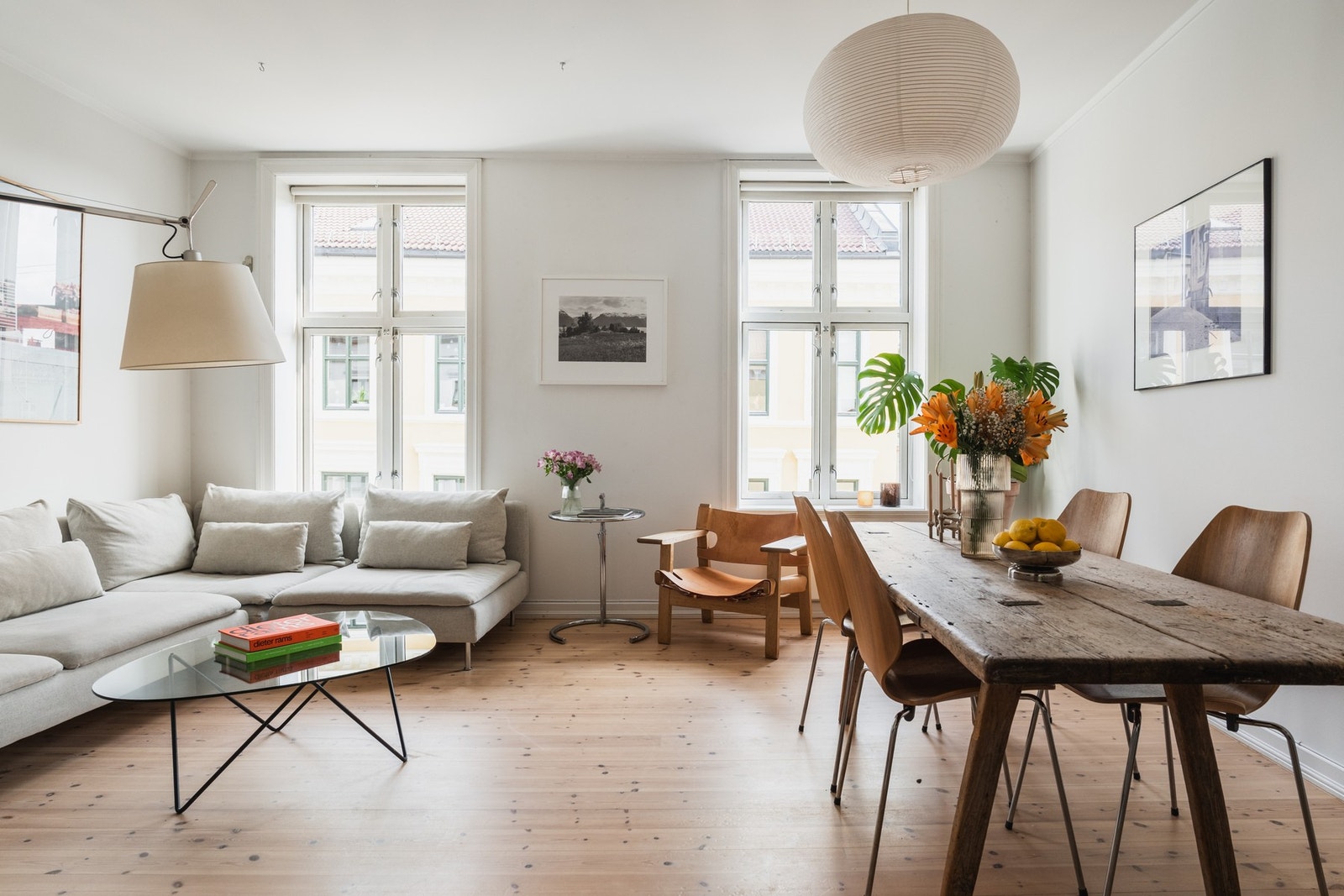 Utformingen gjør stuen enkel å møblere med både langbord og stor sofagruppe.
Soverom mot bakgård. Galleribilde