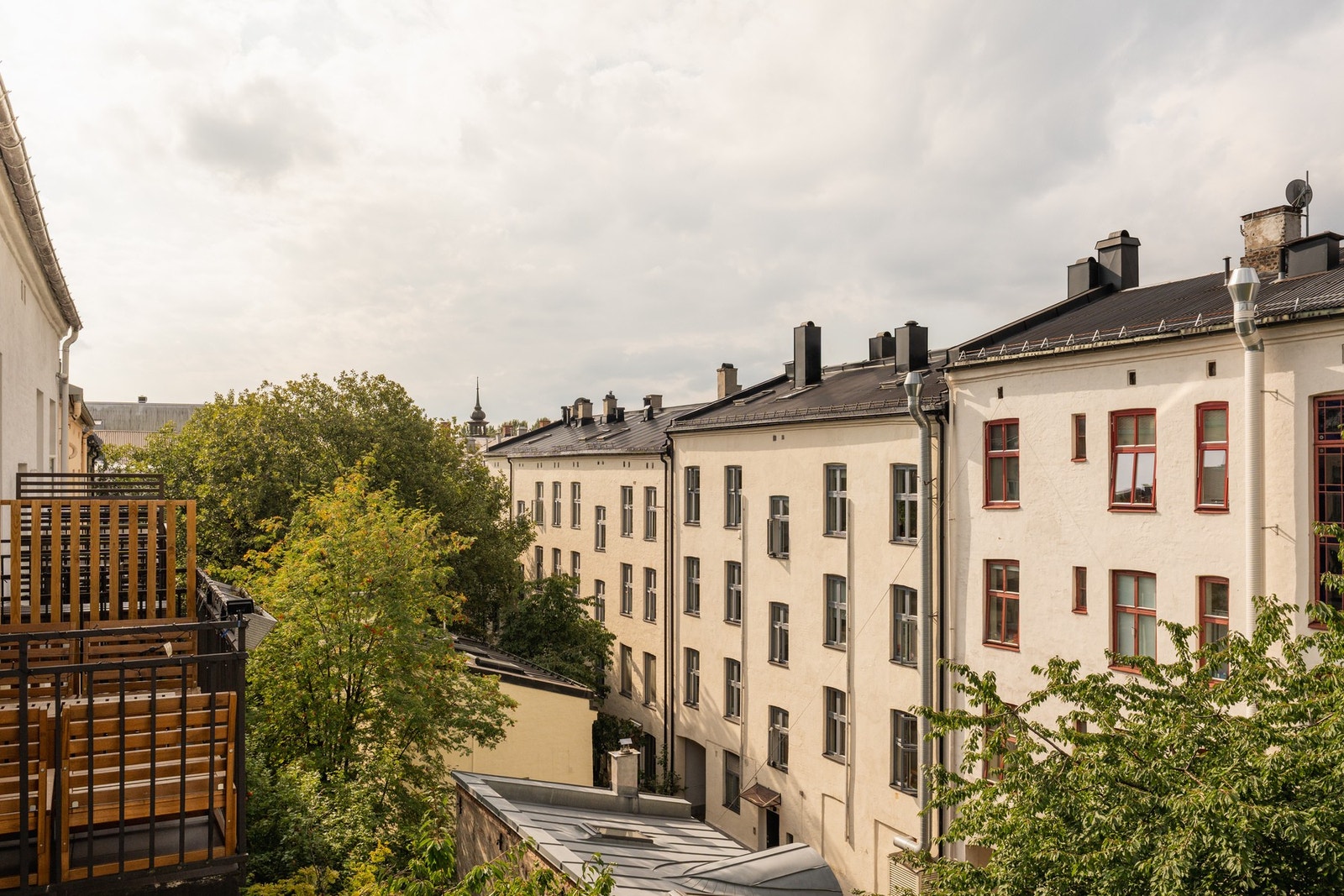 Balkongen er den øverste i bygget, så her får man et åpent og luftig areal. Galleribilde